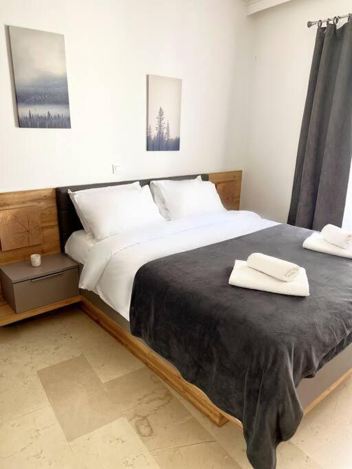 Minimal 3br In Athene